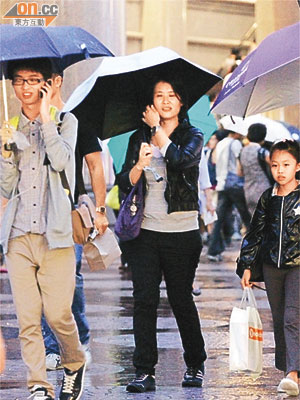 昨日下着毛毛雨，市民外出時均攜雨傘。	（羅錦鴻攝）