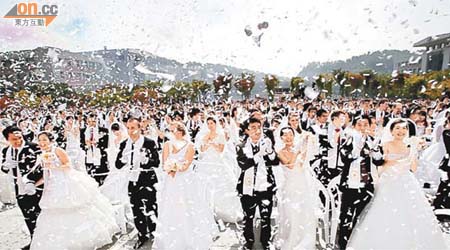 南韓最少有七千多對新人選擇在昨日共諧連理。
