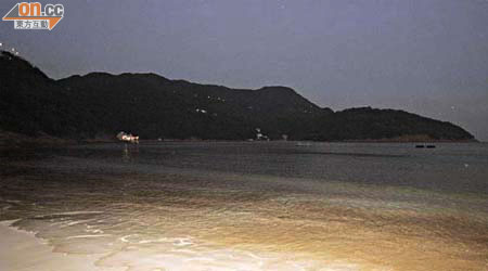 清水灣二灘晚上海面漆黑一片，不宜游泳。