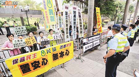 民協在立法會門外舉行示威，狠批施政報告為偏袒地產商而拒建居屋。	（袁志豪攝）