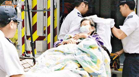 肇事救護車上的女病人由另一輛救護車轉院。	（吳子生攝）
