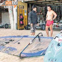 遇事教練的滑浪風帆被拖回沙灘。