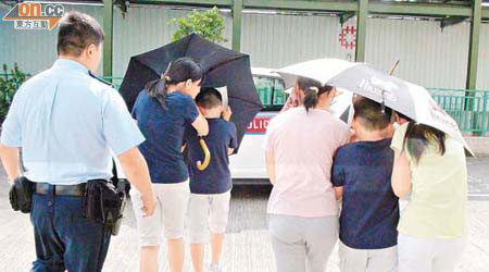 五名子女由警員帶署暫為照顧。