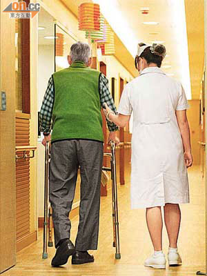 研究發現，多步行有助減低患老人癡呆症風險。	（資料圖片）