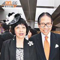 梁智鴻太太（左）戴咗頂購自英國嘅黑白禮帽，與老公拍拖入場。
