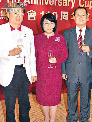 馬忠禮（左）爆料話，上海博物館館長當年自攜四千萬古董花瓶返上海。圖右及中為中總會長蔡冠琛夫婦。	（何偉鴻攝）