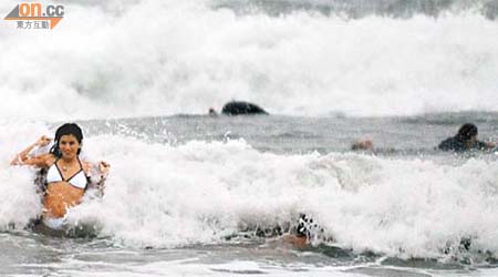 市民無懼颱風吹襲，走到沙灘戲水暢泳，感受強風的威力。