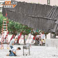 本港風勢昨日明顯增強，工人昨在尖沙咀文化中心外進行加固雕塑工作。