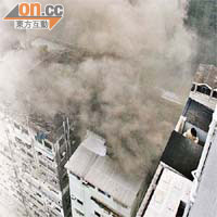 嘉禾大廈大火濃煙密布，女住戶指有增援消防員稱，「上一個死一個！」	（資料圖片）