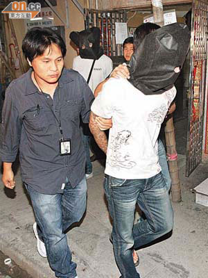 被捕的其中一名男子有紋身。