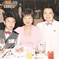 劉健樂（左）與父母劉志榮及梁淑莊的合照。