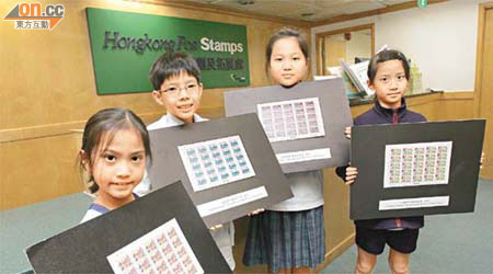 四名得獎學生（左起：姚嗣雅、文曦駿、宋祉瑜及陳映均）對作品被製成郵票均感興奮。