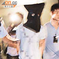青年涉藏毒被捕，由警員蒙頭帶署。	 