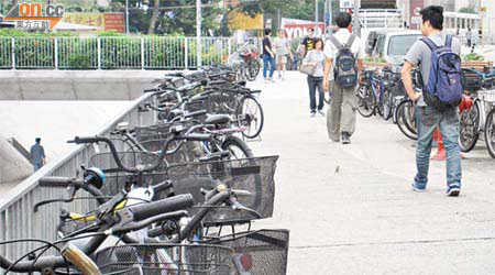 鳳攸北街一帶有大量單車違泊，造成嚴重阻街。