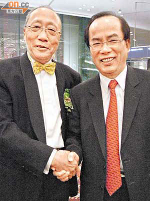 柯清輝（右）同電子業商會教育基金副主席張樹成老友鬼鬼，兩人雞啄唔斷。	（余素月攝）