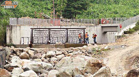 渠務署工人加緊在沙埔仔村的河道進行防洪工程。	（文健雄攝）