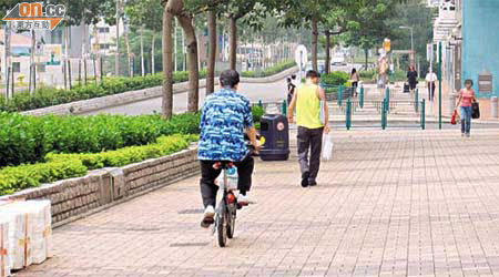 將軍澳區常見有居民在行人路踏單車，危及行人安全。