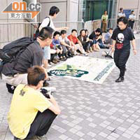 約三十名社運人士在警察總部門外靜坐絕食，聲援因襲警罪入獄的楊匡。