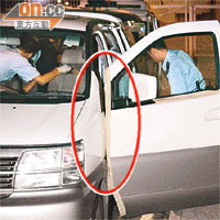 七人車門縫貼上牛皮膠紙（圓圈示），警員到場調查。