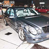曾耀祥的座駕（前）損毀不算嚴重，與他相撞的房車（後）車頭嚴重損毀。