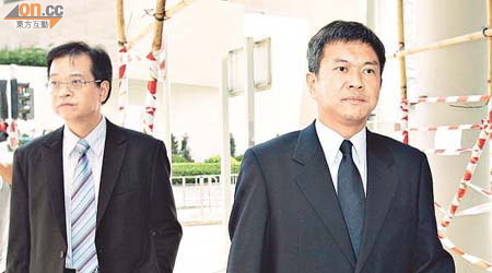 消防區長李華勝（左）及助理消防區長梁大衞昨出庭作供。	（麥潤田攝）