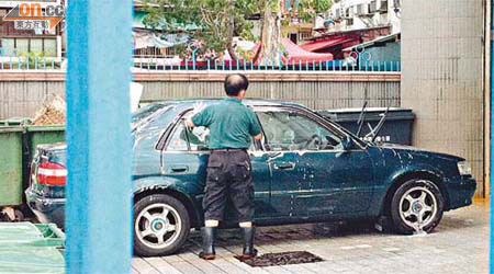 在站內洗車人士公然使用公家清潔劑及用水，食環署竟指查無所獲。	（讀者提供圖片）