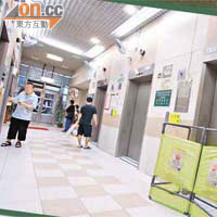 記者日前巡視天華邨樓宇時，有電梯正進行檢查。