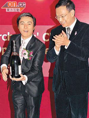謝偉俊（右）力撐何耀康創立葡萄酒商會，大家齊開香檳慶祝。	（何偉鴻攝）