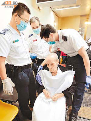 本港醫療人員在羅湖橋頭接伍伯到北區醫院檢查身體。