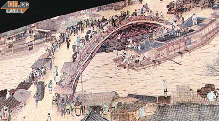 紅橋上人物衣着單薄，拿着扇子，風向標吹西南風等，被指是夏秋之際證據。