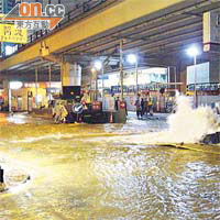 銅鑼灣爆食水管現場一帶街道頓成澤國。	（讀者提供圖片）