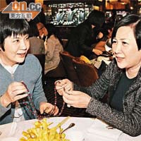 楊太（右）向身旁嘅VIP貴賓高太介紹最新設計嘅翡翠頸鏈。