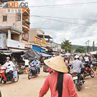 越南現時約有五十萬人到台灣、澳門、美國等地當傭工。