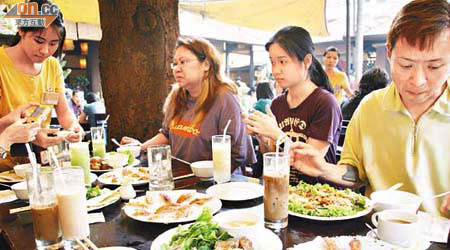 越南飲食文化與華人相近，比印尼或菲律賓等地更易融入華人家庭。