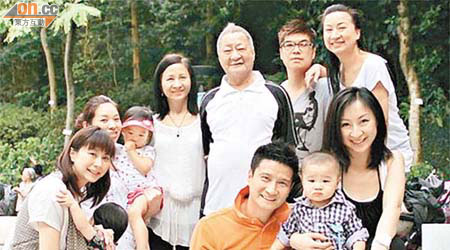 周鼎勛（後排右三）完成化療和標靶治療淋巴癌後，家人陪同他到香港公園遊玩。	（受訪者提供圖片）