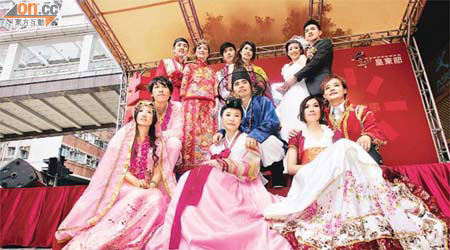 六對新人分別穿上泰國、西班牙及韓國等民族服飾行禮。