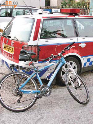 警方將肇事單車檢走調查。	（劉雲彪攝）