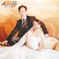 陳振鴻與太太嘅結婚照片，放於婚禮宴會廳門外。