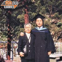 會考成績零分與大學一級榮譽畢業，見證了呂宇俊的奮鬥。左為其祖母。	（被訪者提供圖片）