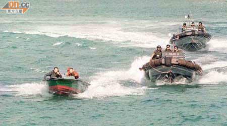 水警經常在本港水域巡邏，打擊非法入境活動。	（資料圖片）