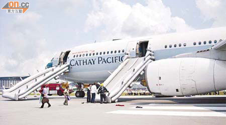 今年四月國泰航機自印尼泗水飛抵赤鱲角機場時機轆爆胎，全機需由救生梯緊急疏散。