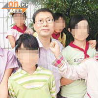 李國華當年與當地一批院童的合照。
