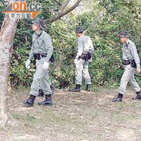 警員在樹林及草叢地氈式搜索證據。	（許錦雄攝）