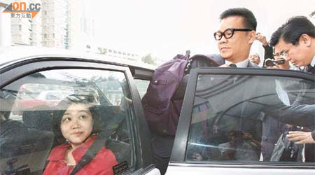 被告馬浩輝（中）被判刑後，與妻子陳寶寶（左）一同乘私家車離開。	（伍鎮業攝）