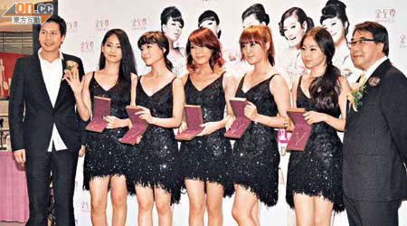 吳傑莊（左一）邀請Wonder Girls來港演唱，贊助商金至尊副董事長徐傳順（右一）送上自家鑽飾畀五位靚女。	（徐家浩攝）