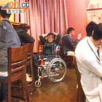 阿儀（中間）經常穿着便服流連於醫院的咖啡店，除上網外，還會與其他院友聊天。