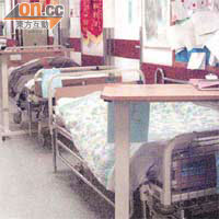 公立醫院病床緊絀，病房經常爆滿，甚至需於走廊加床。