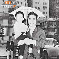 陳樹渠與手抱兒子陳燿璋的合照。	（黑白圖片）