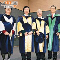 許鞍華（左一）係今次唯一獲頒榮譽博士學位嘅女將。左二起為郭炳江、胡永輝同周文耀。	（鍾麗珊攝）