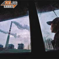 長江沿岸的工廠，對當地江水和空氣都造成污染。